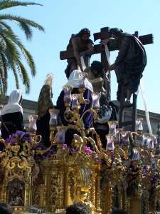 El paso fue tallado por Luis Jimenez Espinosa y Manuel Guzman Bejarano en 1957 